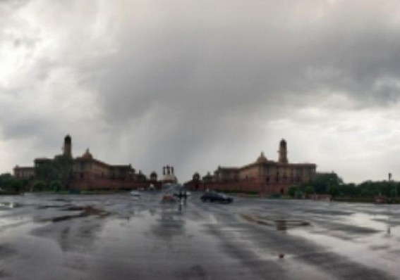 Cloudy sky, light showers cool Delhi a bit Cloudy sky, light showers cool Delhi a bit